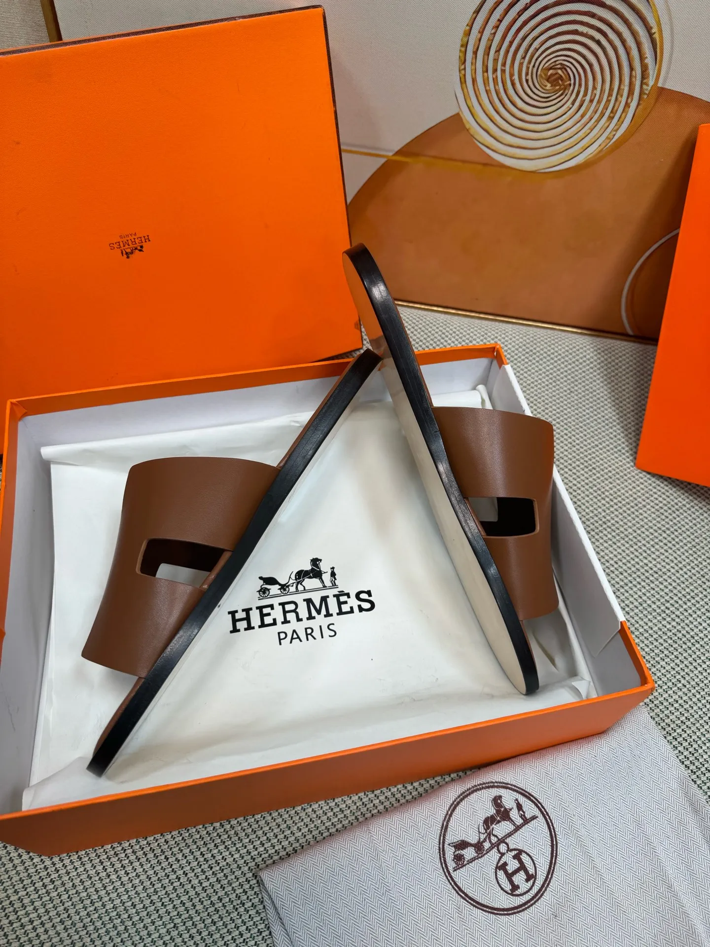 👟👟Ex-factory price 560👟👟 "HERMES" [Classic Original Version] Hermès; Top 🔝 Purchasing Agency 🔍🔍 Men's Latest 🇺🇸 Counter Sales Simultaneously, Original Imported from Italy: Silk Cowhide · Prominent (High-end · Nobility · Grade) Exquisite Workmanship (Italian 🇮🇹 Imported Water Dye Brand Wear-resistant ultra-thousand leather feet) Soles: Original soles specially provided by the original factory, ⚠exclusive double-layer movable rubber molded outsole; super comfortable, wear-resistant, non-slip, environmentally friendly🌳🌳🌳, real photos taken🎬The real ones are more beautiful🔍🔍 (high quality, single goods), you can enter and exit the counter at will* Code number: 38·39·40·41·42·43·44# (45# can be customized) (46 47➕30 customization is not returnable) Welcome to place an order...☕